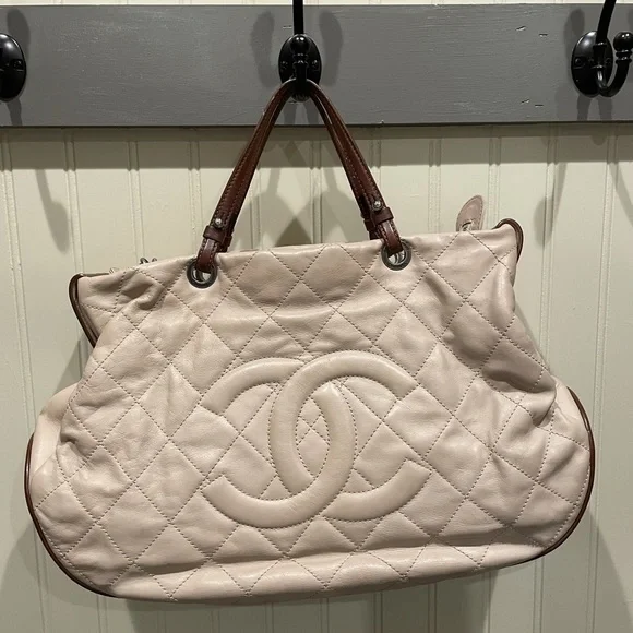 ❌SOLD❌ CHANEL, AUTHENTIC…Two Tone Leather - Picture 3 of 10